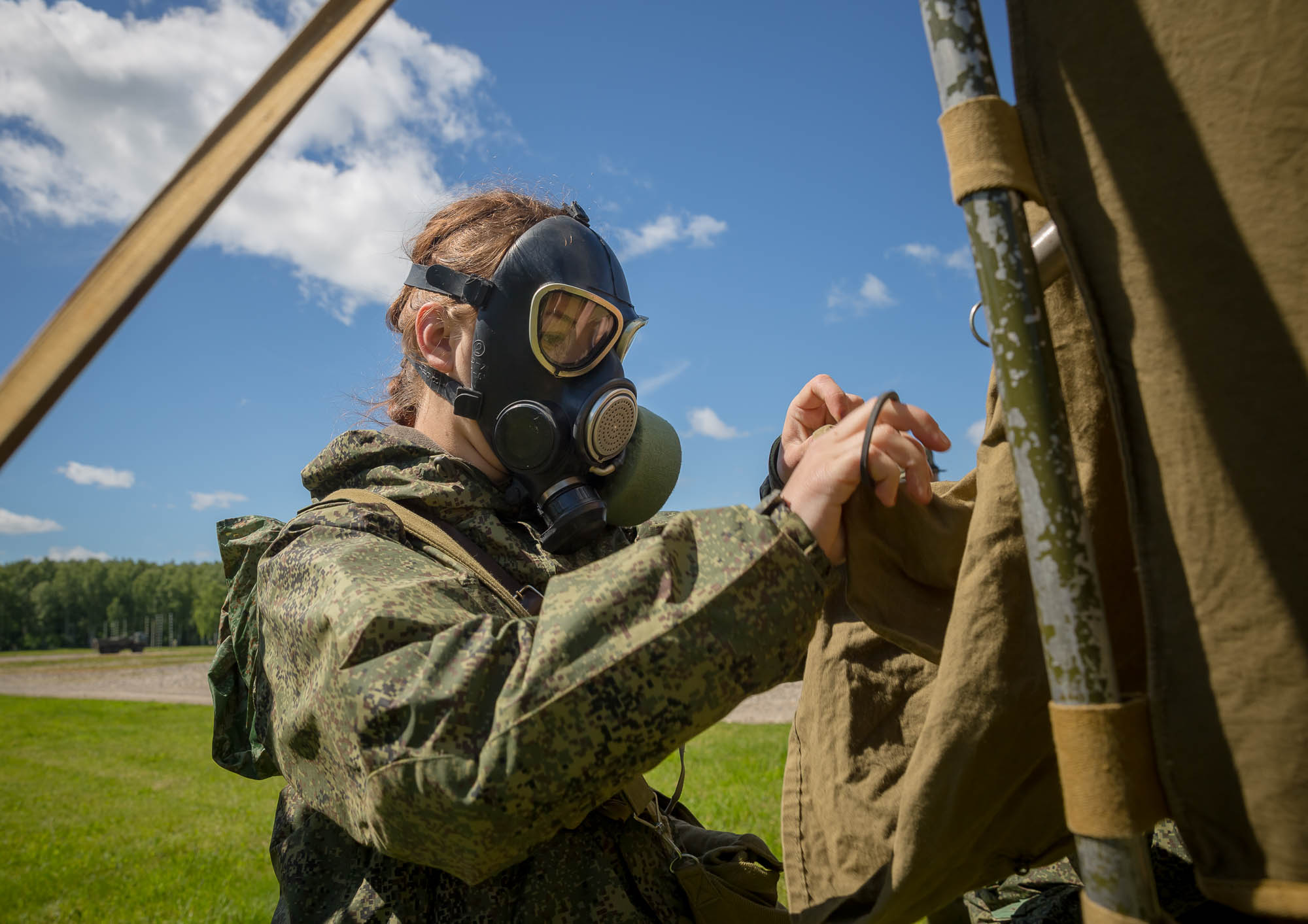 Защищая д. Военная Академия РХБ защиты противогазы. РХБЗ девушки. Военные девушки РХБЗ. Полигон Криница учение.