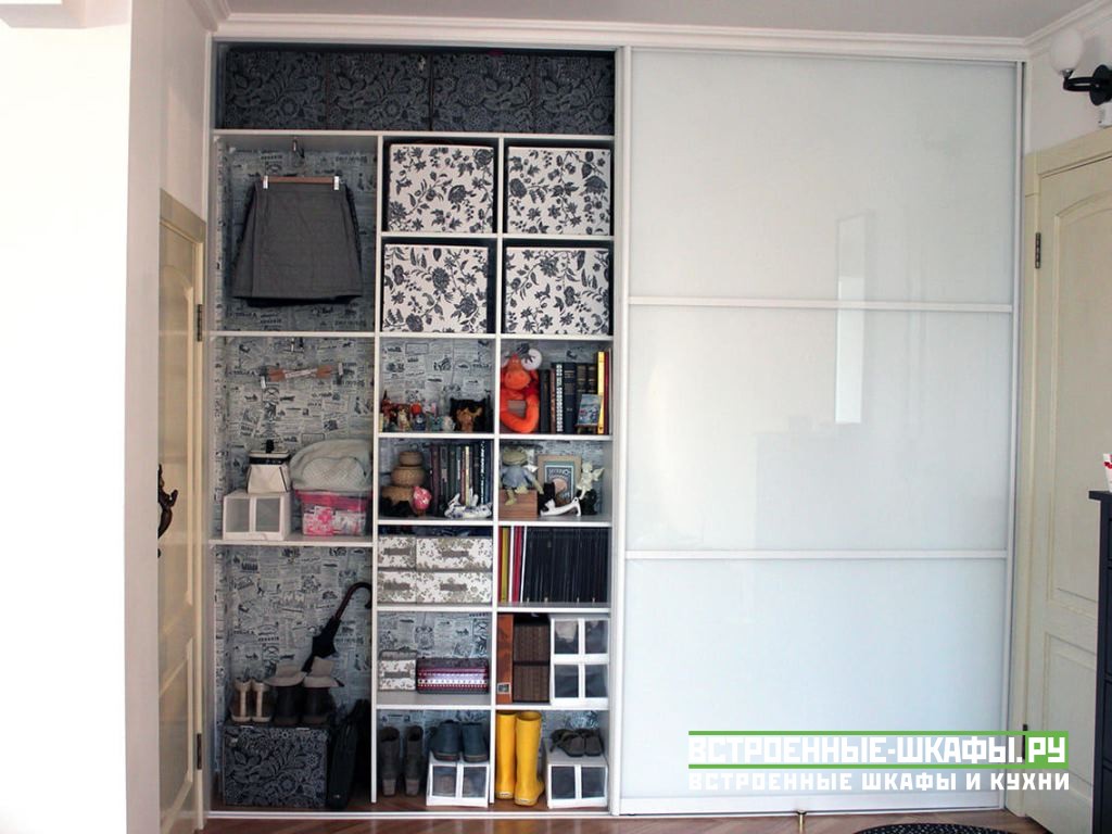 Встроенный белый шкаф купе со стеклами в пленке Oracal - Пример работы №192
