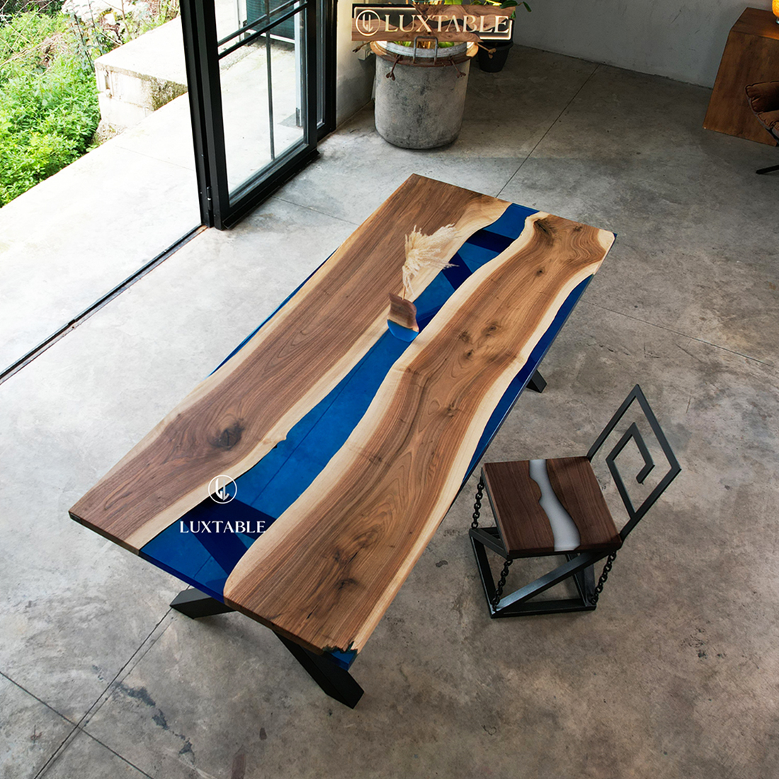 Epoxidharz Tische Alagoas aus europäischem Nussbaum und hellblauem Epoxidharz mit Metallic Effekt