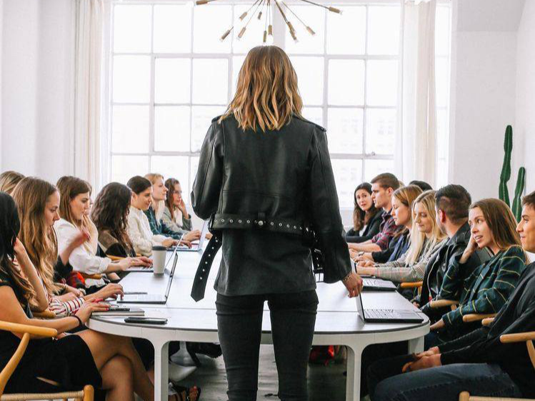 фото парня и девушки на романтическом свидании в публичном месте