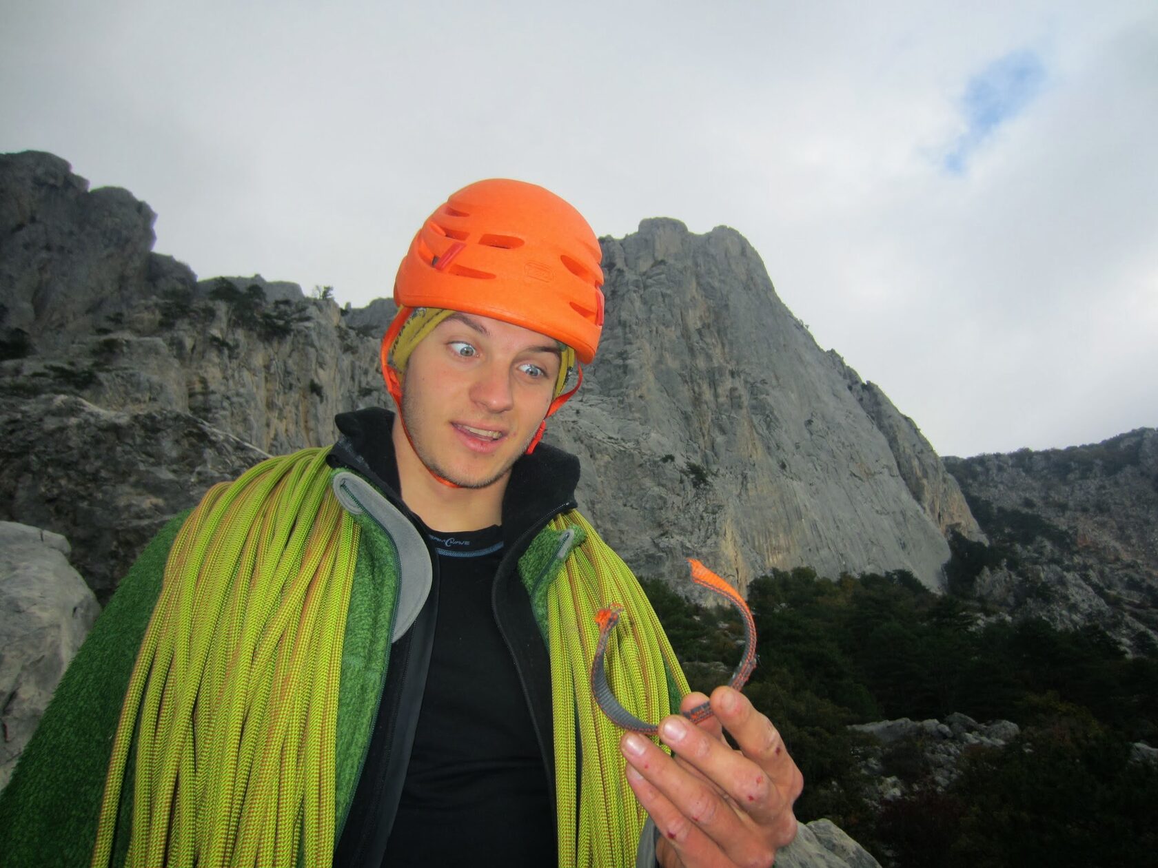 Climbing harness belay loop cut by a girth-hitched daisy chain