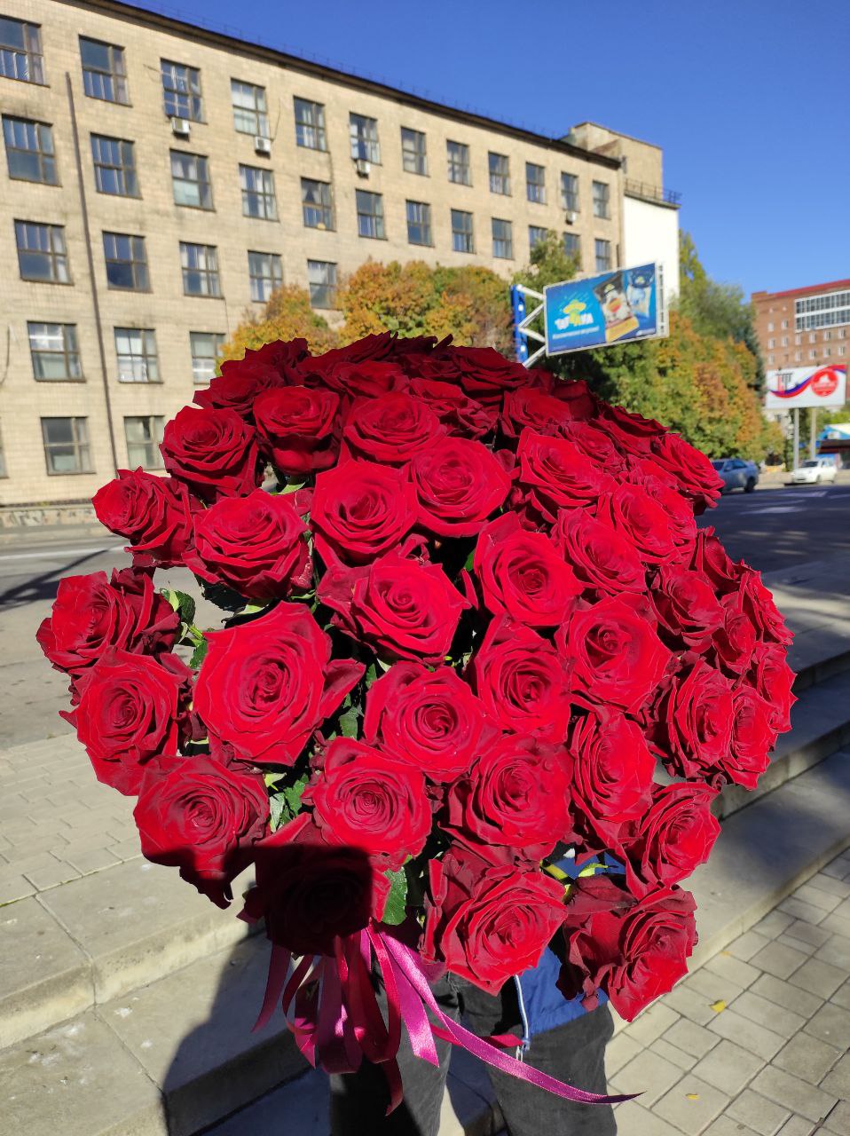 Большой букет красных роз с доставкой в Донецку