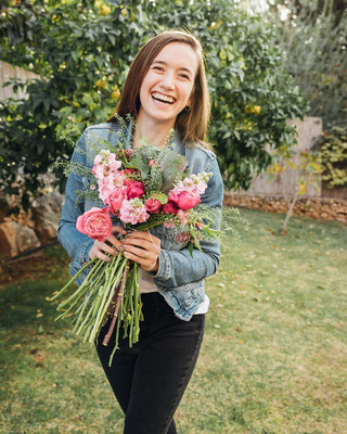 סידור פרחים של Sari Flowers