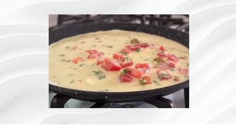 Приготовление блинчиков с сыром, помидорами и зеленью на сковороде: шаг 5