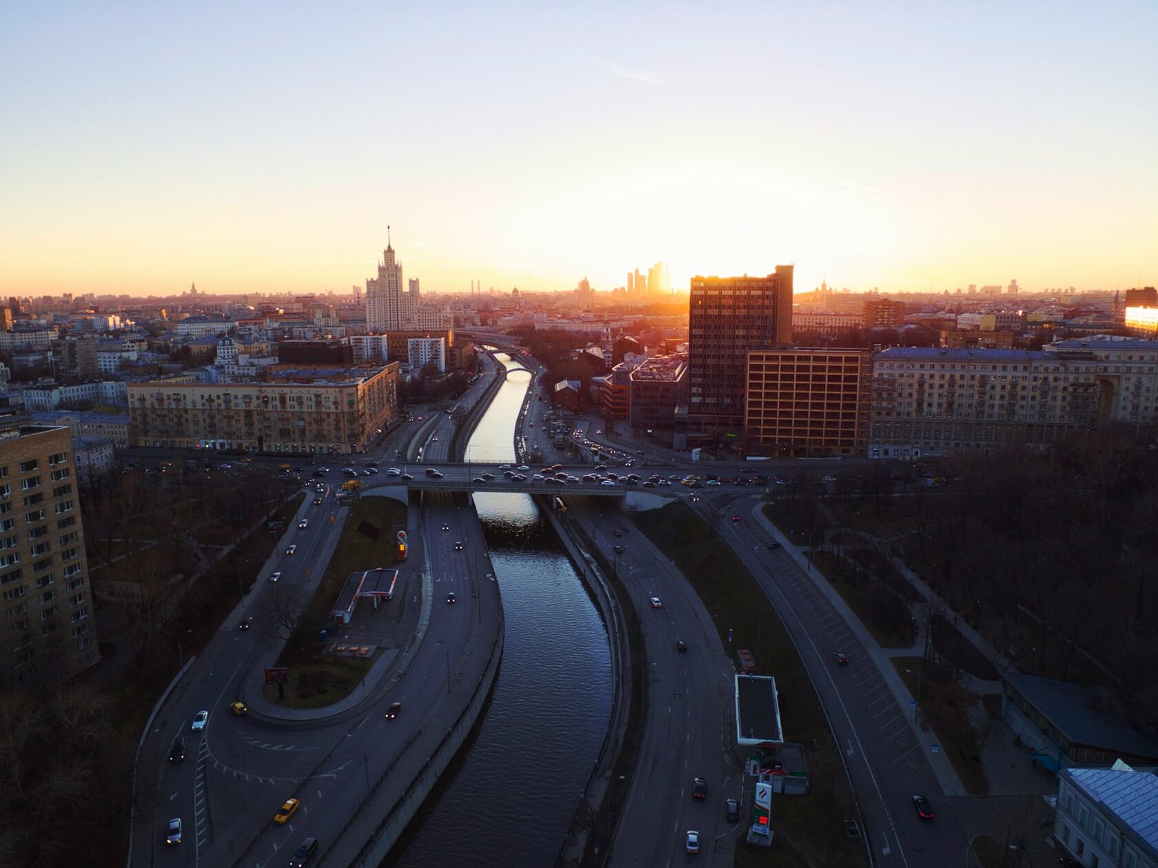 Вечерняя московская улица в мягком свете