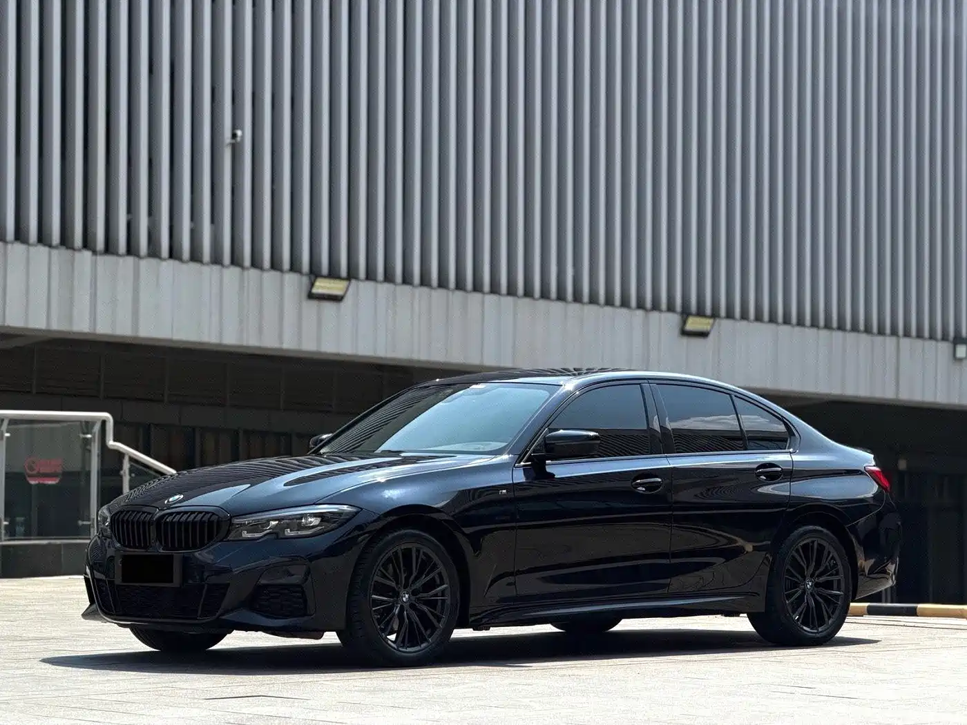 BMW 325i G20 2022 M Sport Shadow Edition — передняя часть тёмного седана, ракурс в три четверти