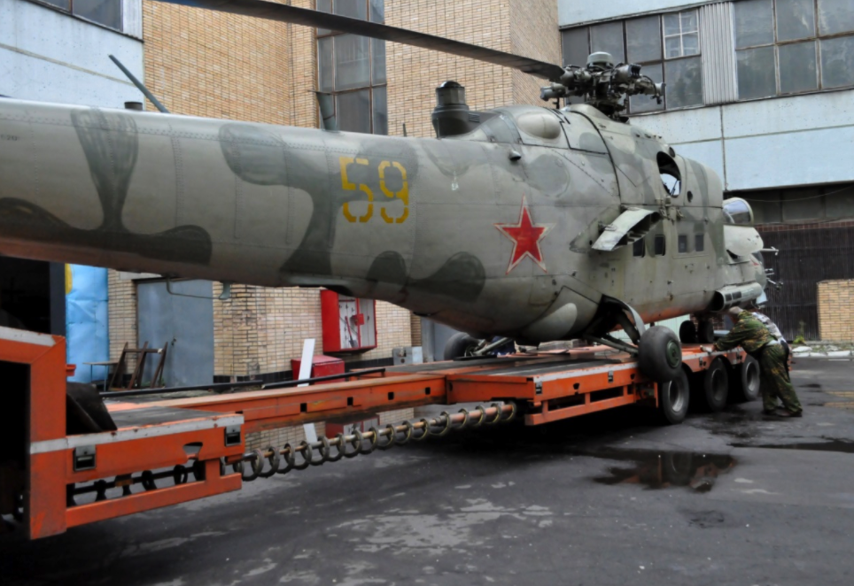 Вертолет для перевозки контейнеров. Транспортировочный вертолет. Самолет авиакон цитотранс ил 76. Вертолет ми 8 комиавиатранс. Вертолет на трале.