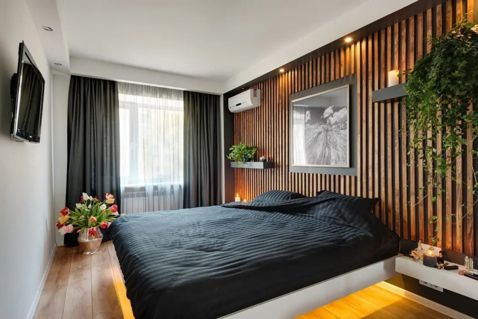 Bedroom 10. Спальня в современном стиле. Дизайнерская спальня. Спальня с деревянными рейками. Спальня с деревянными рейками на стене.