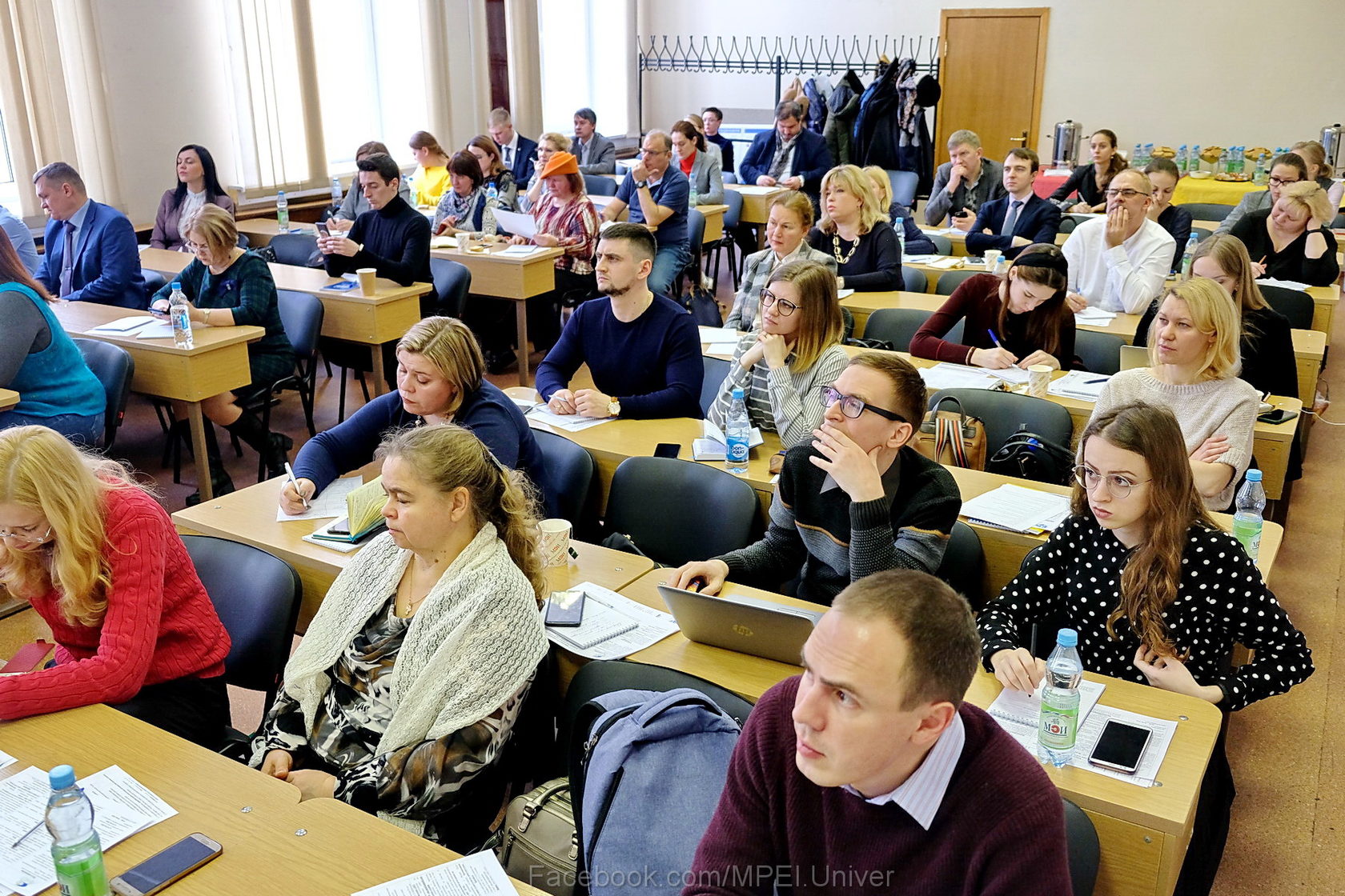 Студенты экономического вуза выполняя исследовательский проект провели опрос общественного мнения