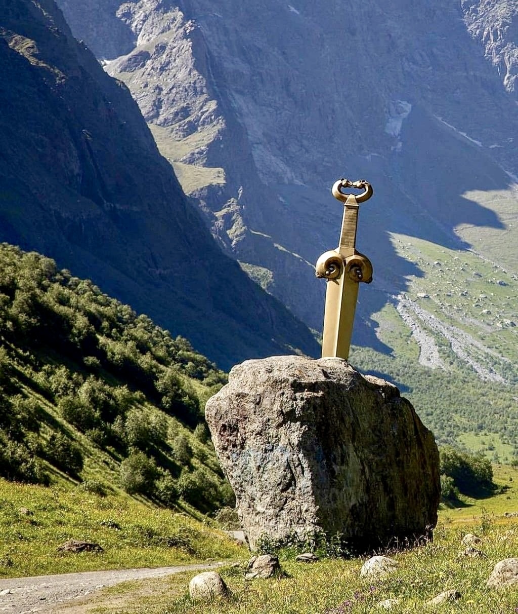 Северная осетия алания фиагдон. Ермоловский камень в северной осетии. Камни северной осетии. Владикавказ фиагдон барс. Скифский акинак северная осетия.
