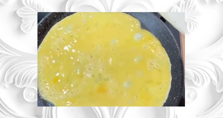 Приготовление завтрака с лепёшкой тортилья на сковороде: шаг 2