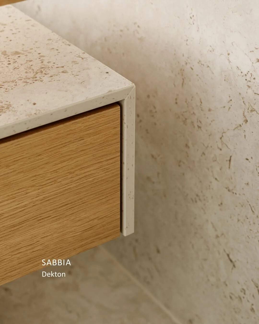 Материал Dekton Sabbi для столешницы ванной