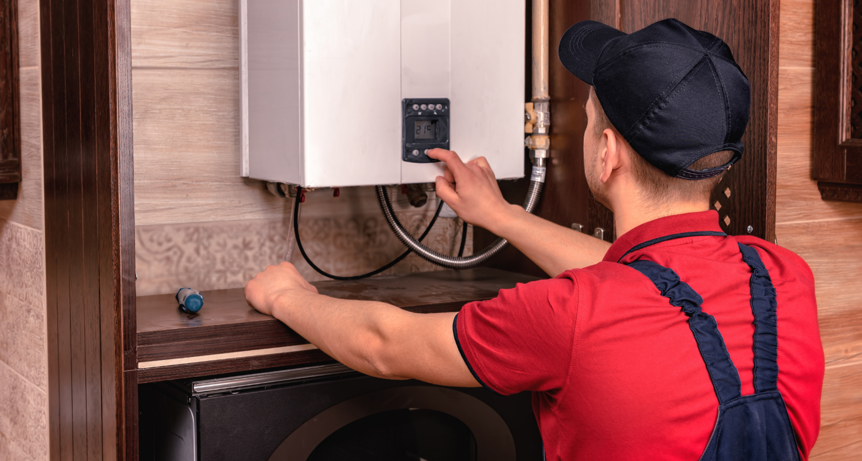 Ремонт газового котла ульяновск. Boiler installation. Plumber installing Ariston. Ремонт котлов. Old Boiler.