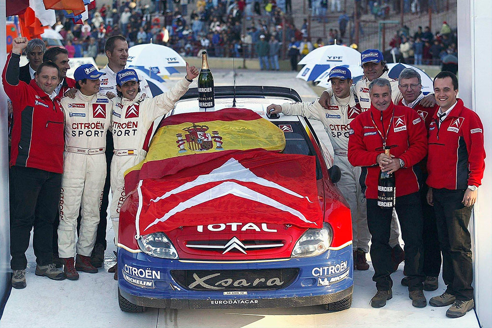 Команда Citroën на подиуме ралли Аргентина 2004; победители Карлос Сайнс и Марк Марти, обладатели второго места Себастьен Лёб и Даниэль Элена, Citroën Xsara WRC (58 CXN 78)