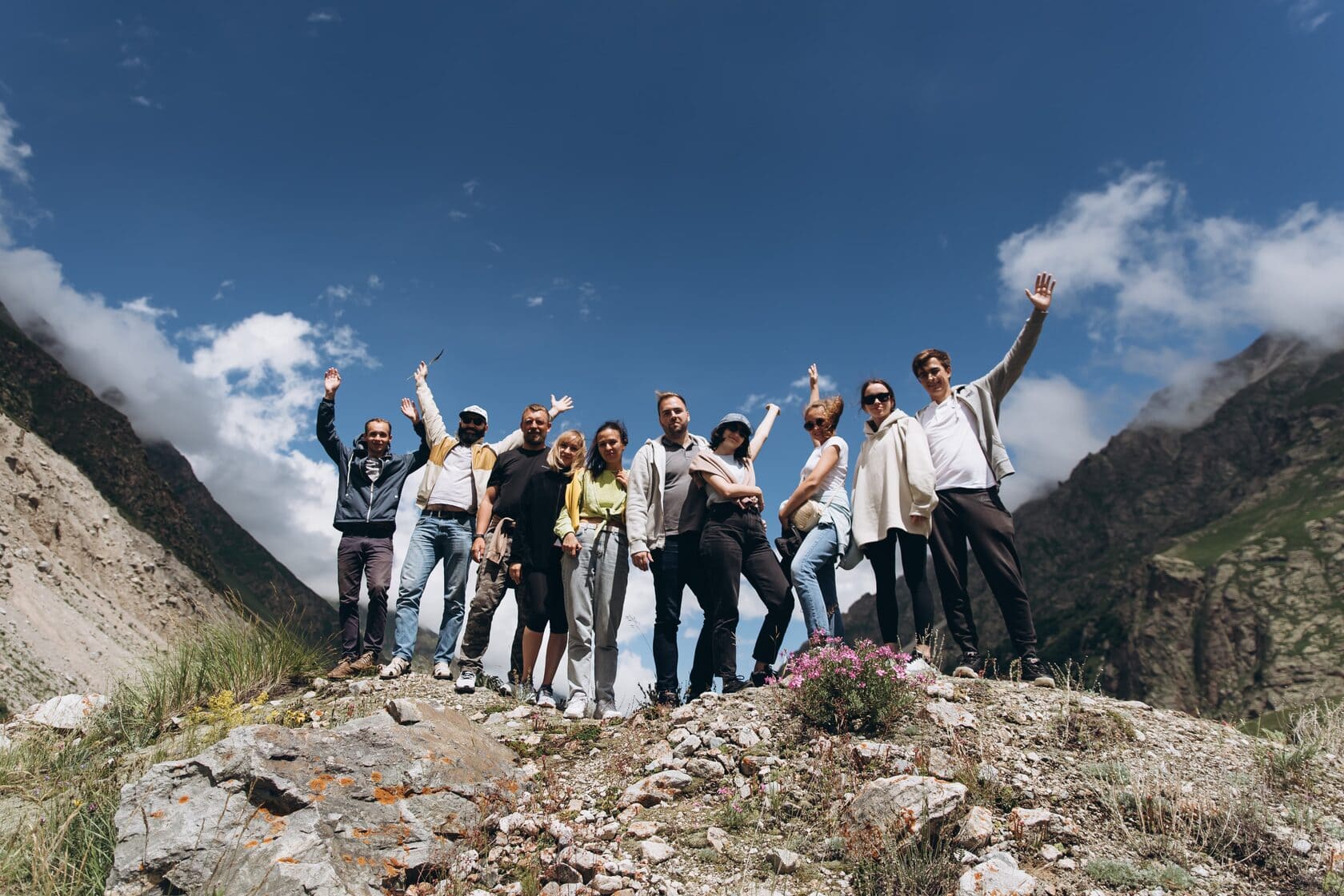 Группа туристов в джип-туре на Чегем и Безенги от Starostin.travel