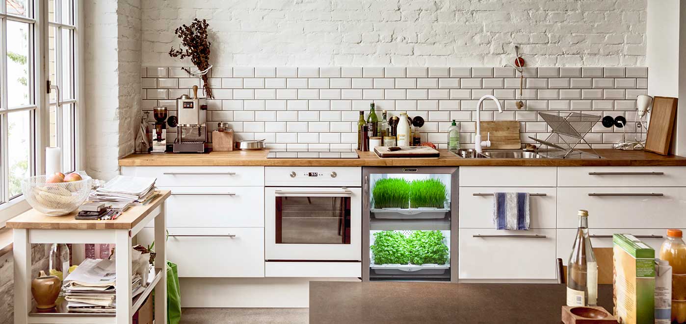 Зеленая кухня с кирпичным фартуком