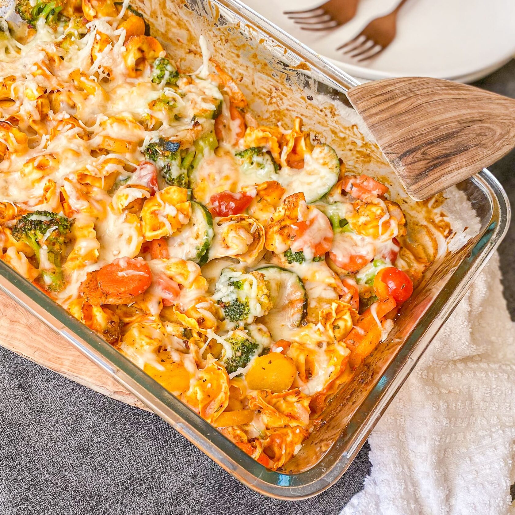 frisch überbackener Gemüse-Tortellini Auflauf in Glasauflauffrorm