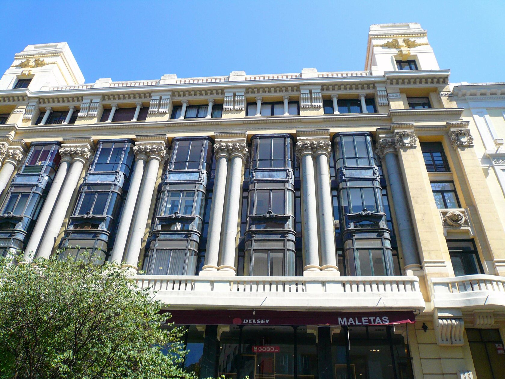 Красивое здание в стиле модерна