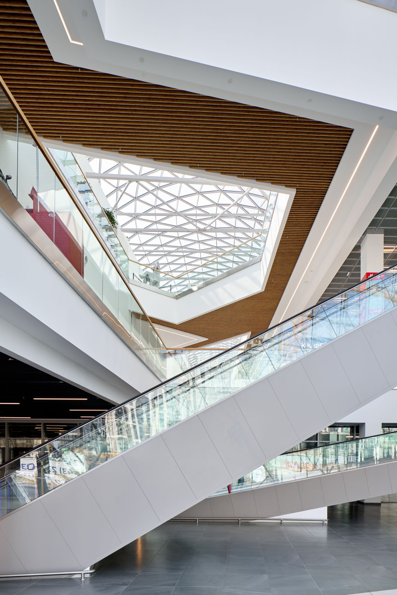 мфц веер молл екатеринбург. мфц веер молл екатеринбург. мфц веер молл екатеринбург. стеклянный мост в веер молл екатеринбург. Veer mall коллекция машин.