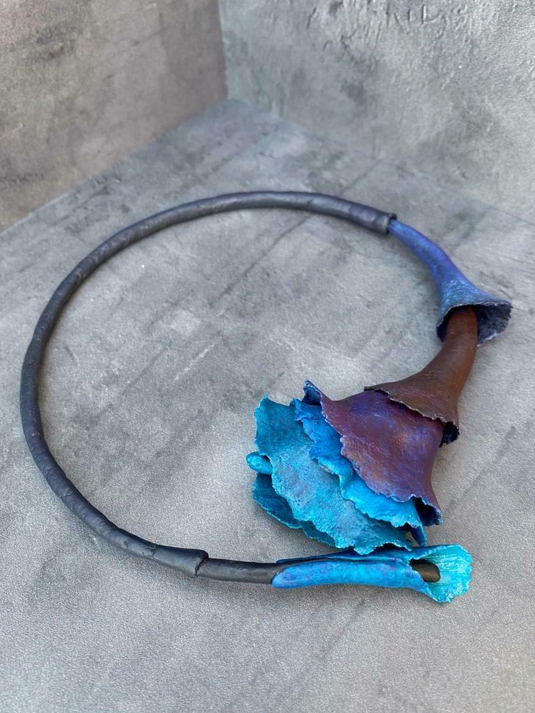 Колье-чокер - синий фантазийный цветок