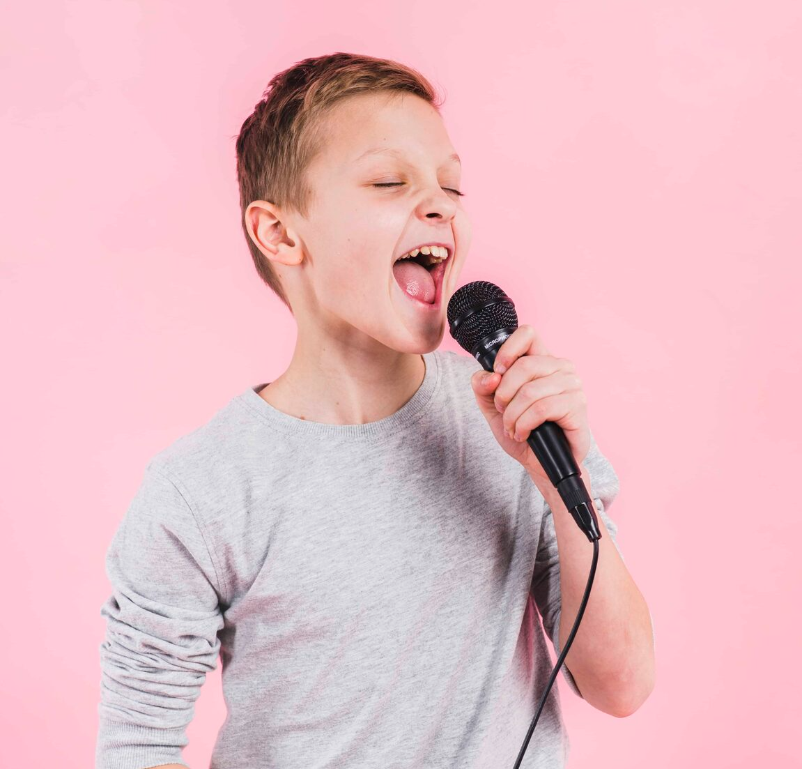 Песня дети поют маленькие. Дети поют. Мальчик поет. Мальчик с микрофоном. Ребенок с микрофоном.