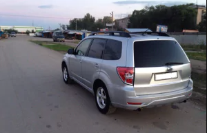 Серебристый Subaru на улице
