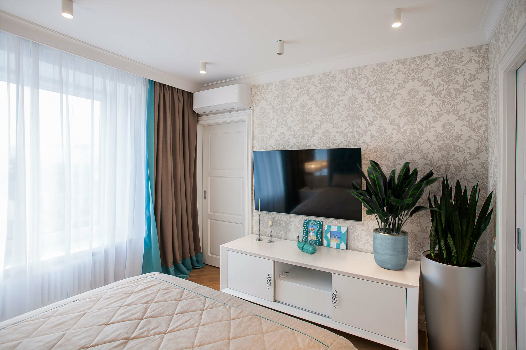 Саввинский переулок - Дизайн интерьера спальни, комод, кровать, телевизор