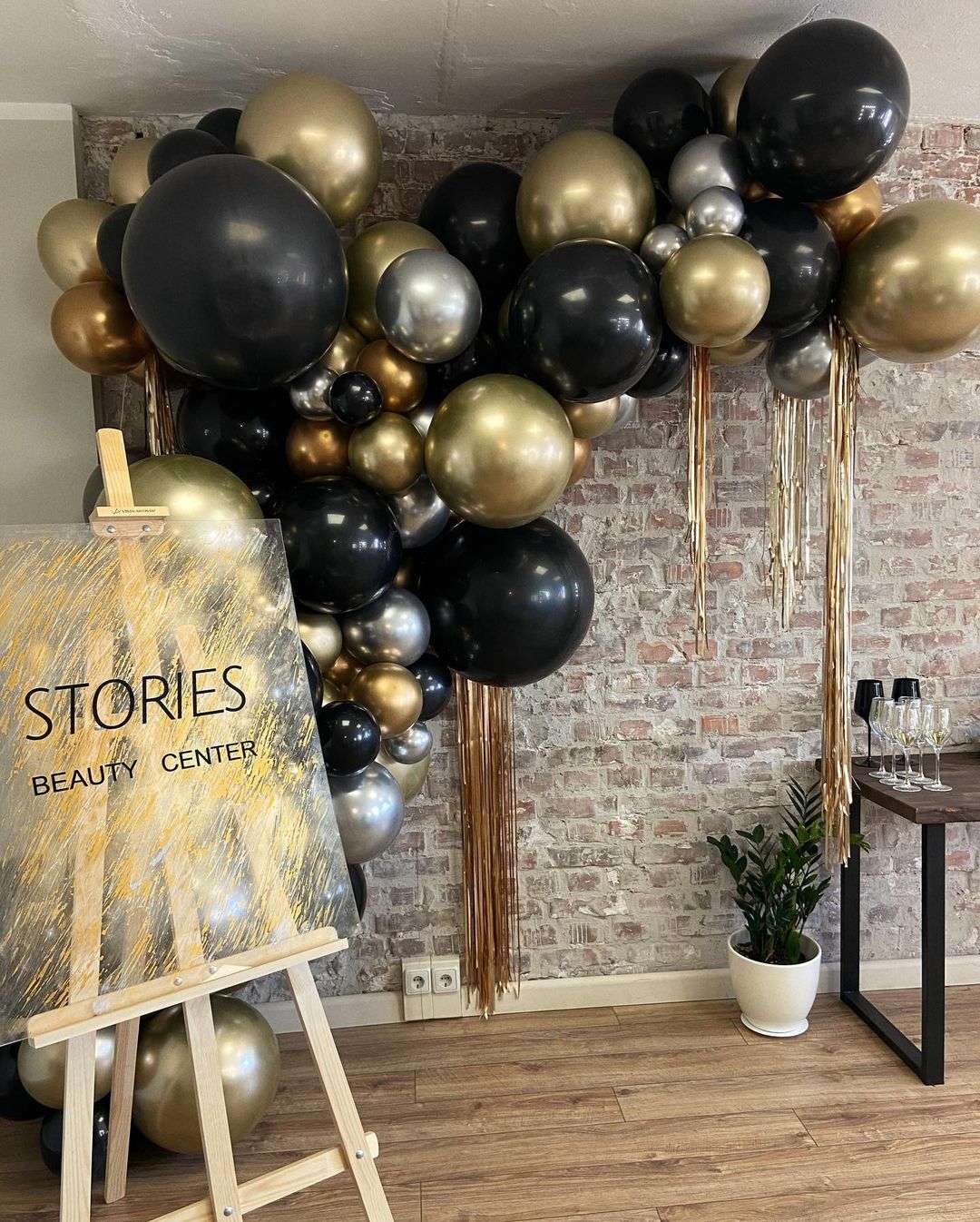 Фотозона с мольбертом и шарами. Фотозона с мольбертом. Фотозона из шаров с мольбертом. Фотозона из шаров с мольбертом. Фотозона на мольберте воздушными шарами.