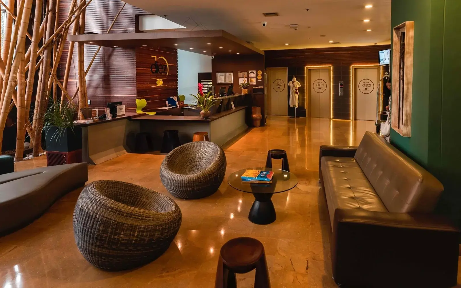 Лобби с плетёными креслами, бамбуком и стойкой ресепшена, Diez Hotel Medellín