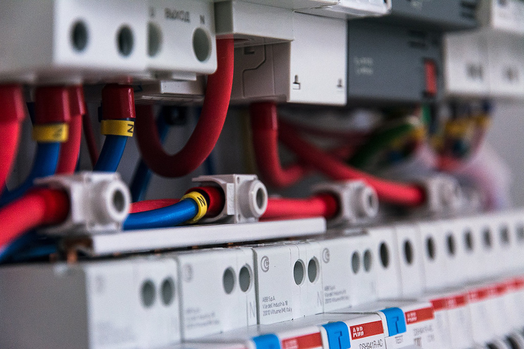 монтаж кабеля в помещении электрощитовой. собранный  it шкаф. отопление в электрощитовой.