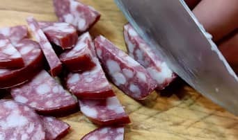 Приготовление супа солянки с копчёностями: шаг 11