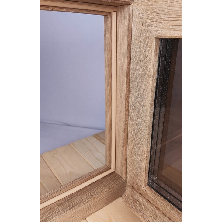 Открытое дубовое окно