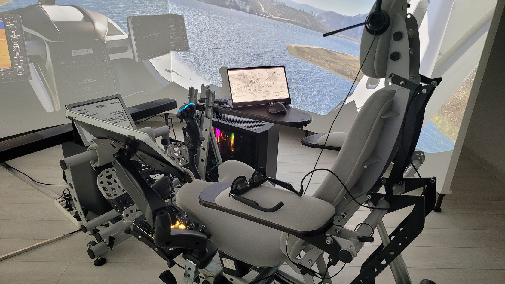 Гость в кабине авиасимулятора