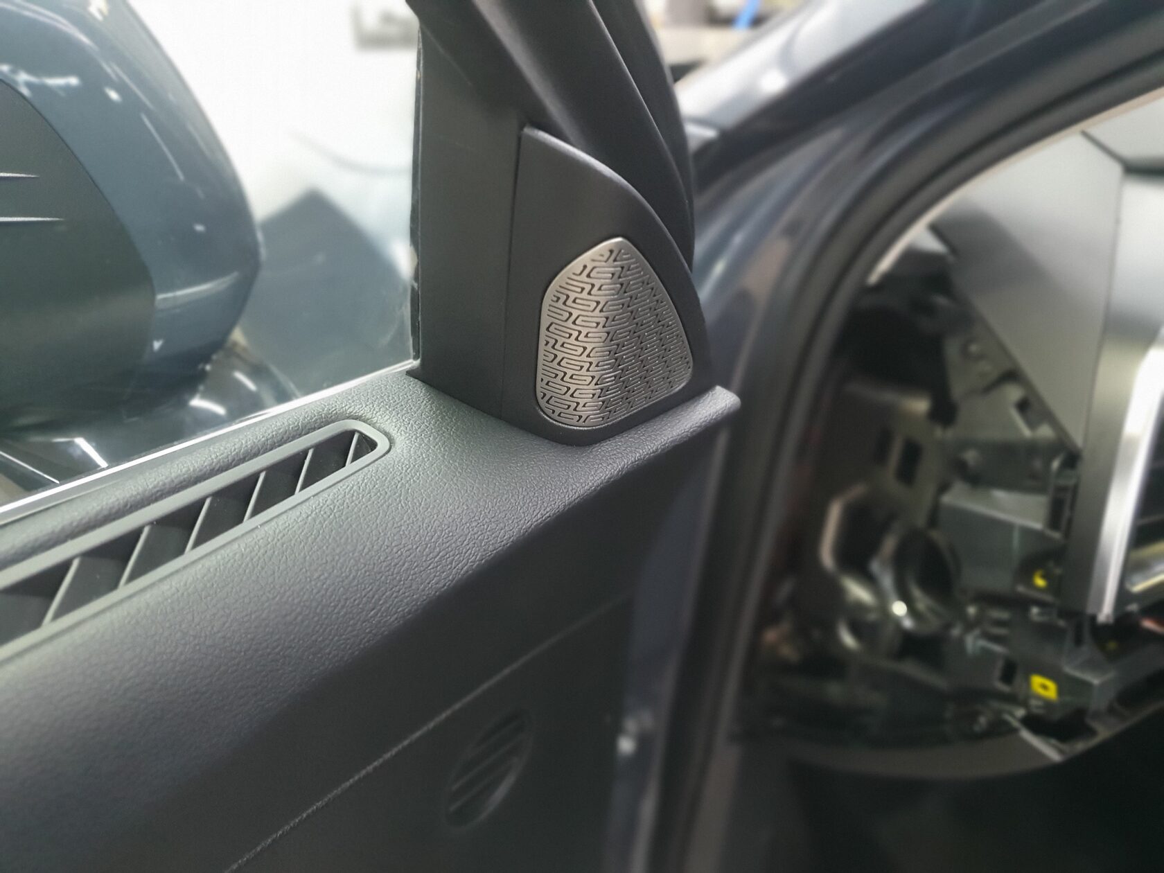 замена динамиков geely tugella