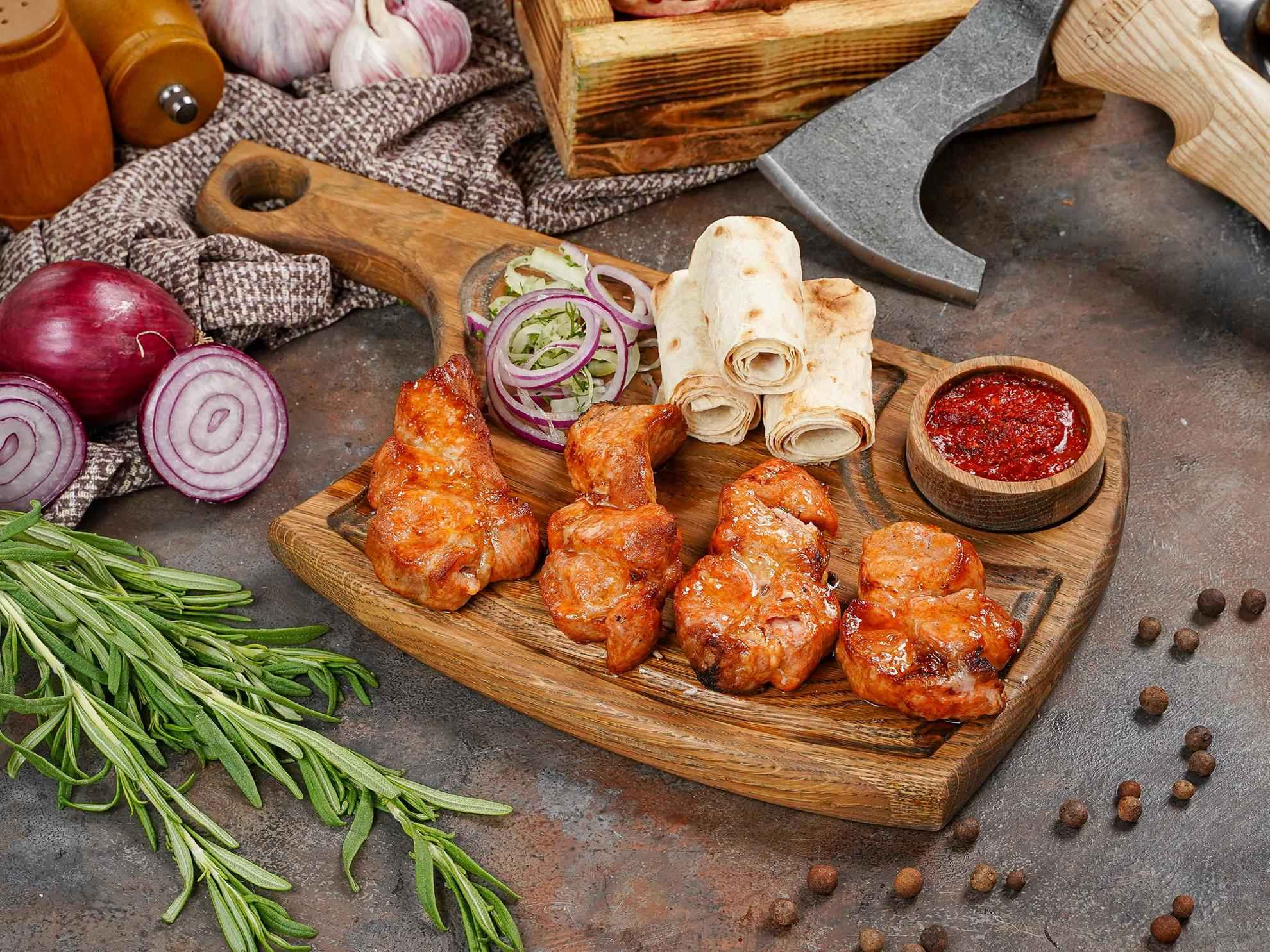 шашлык с курдюком. мясо на углях. продукты бакалея. свиные ребрышки шашлык. шашлык ресторан москва.