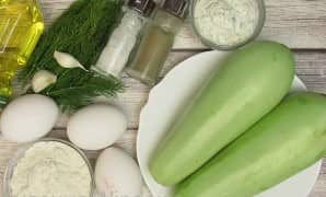 Приготовление оладий из кабачков на сковороде с чесноком: шаг 1