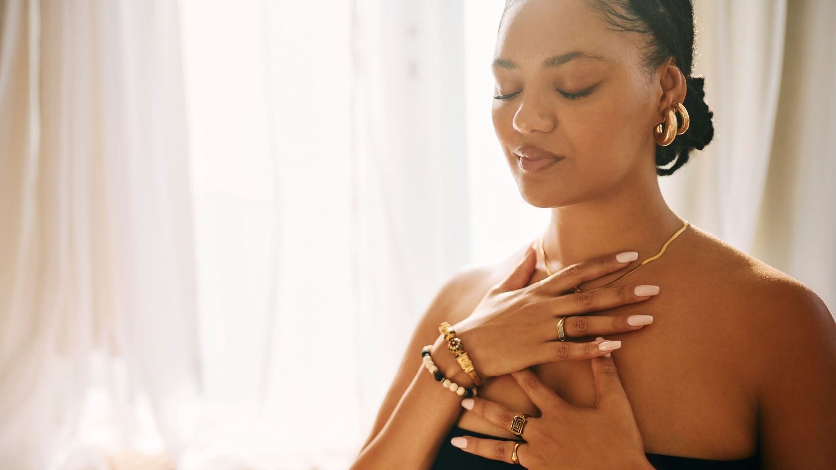 Женщина выполняет дыхательные упражнения