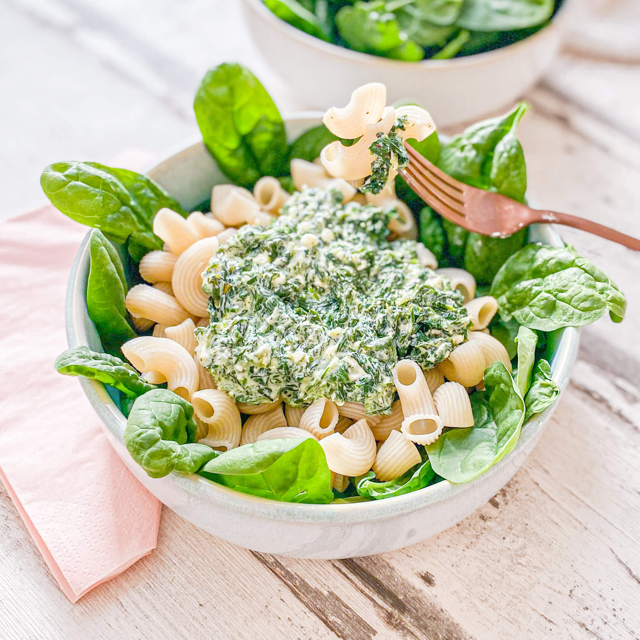 Spinat-Feta Pasta in weißer Schüssel