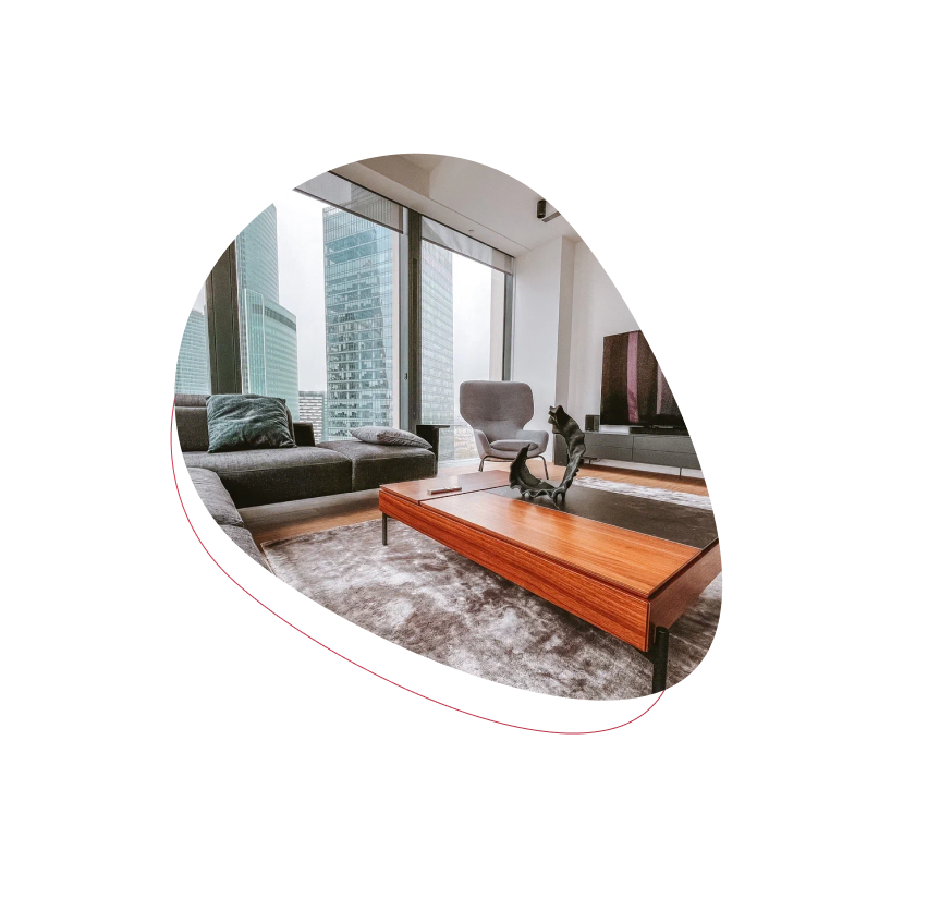 Гостиная комната с панорамными окнами, угловым шкафом и деревянным столом