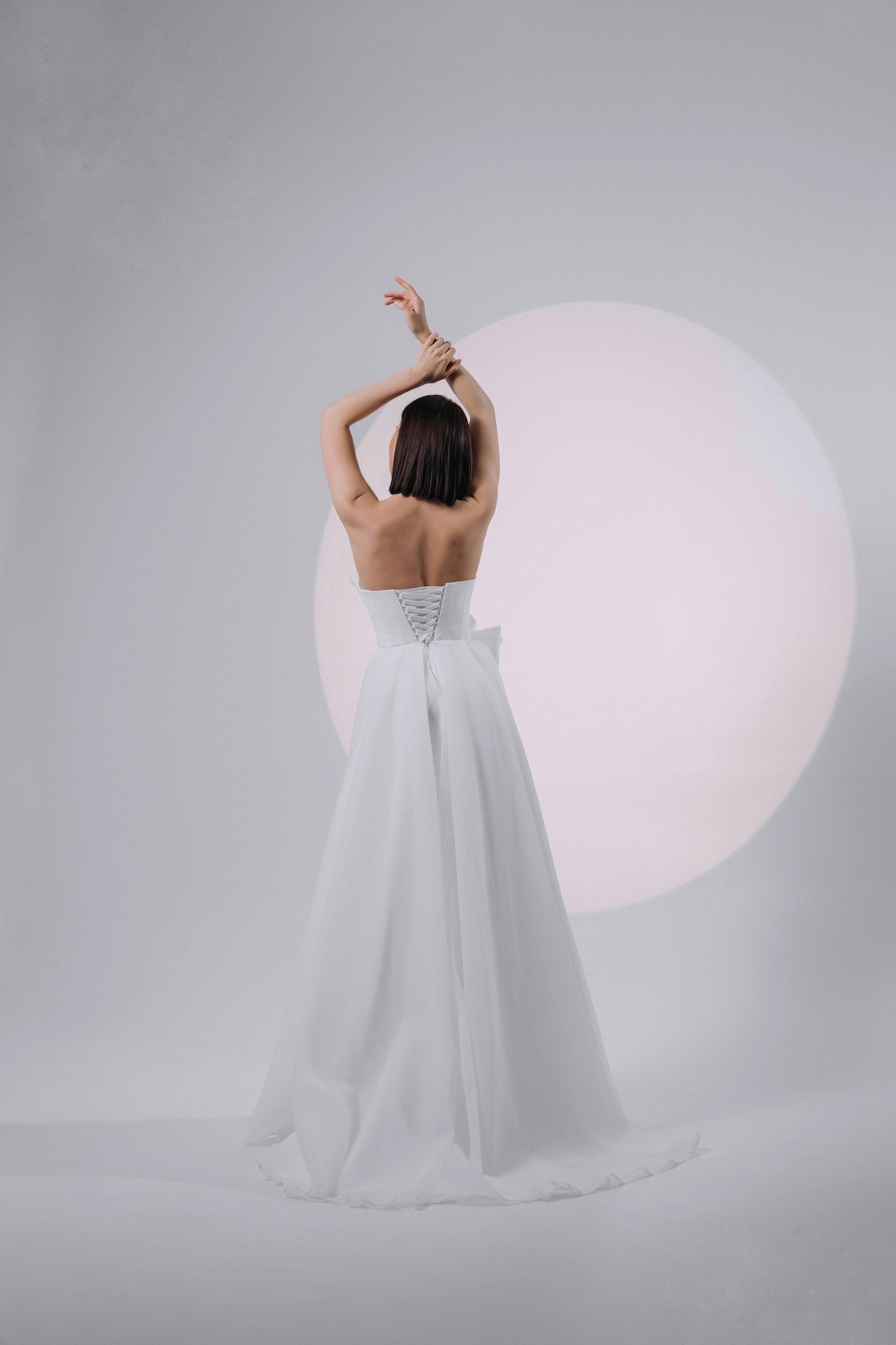 Свадебное платье из органзы без шлейфа