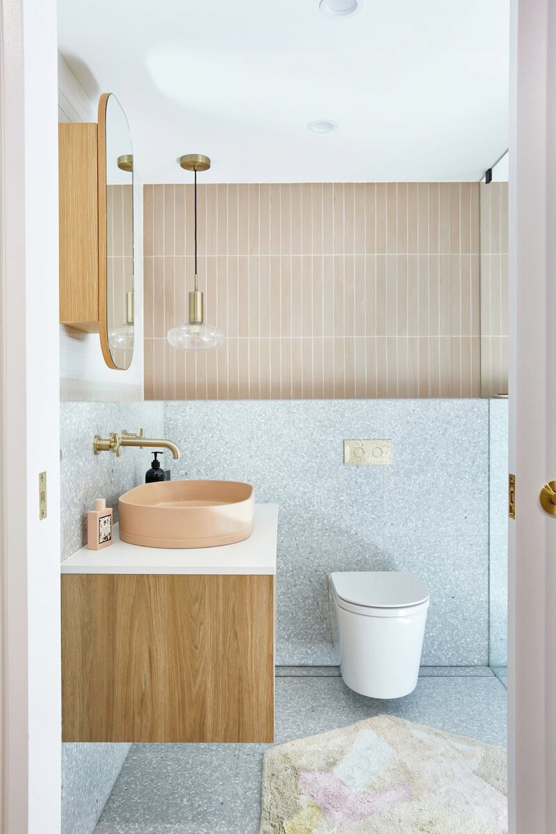 Дизайн ванной комнаты в светлых тоннах с терраццо