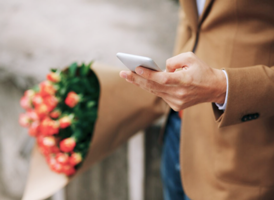 Мужчина покупает цветы и использует бонусную программу