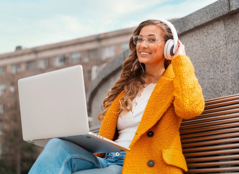 девушка с компьютером изучает английский