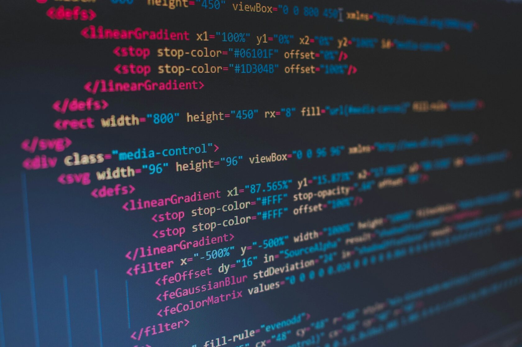 Разработчик проверяет HTML-структуру и семантическую разметку страницы