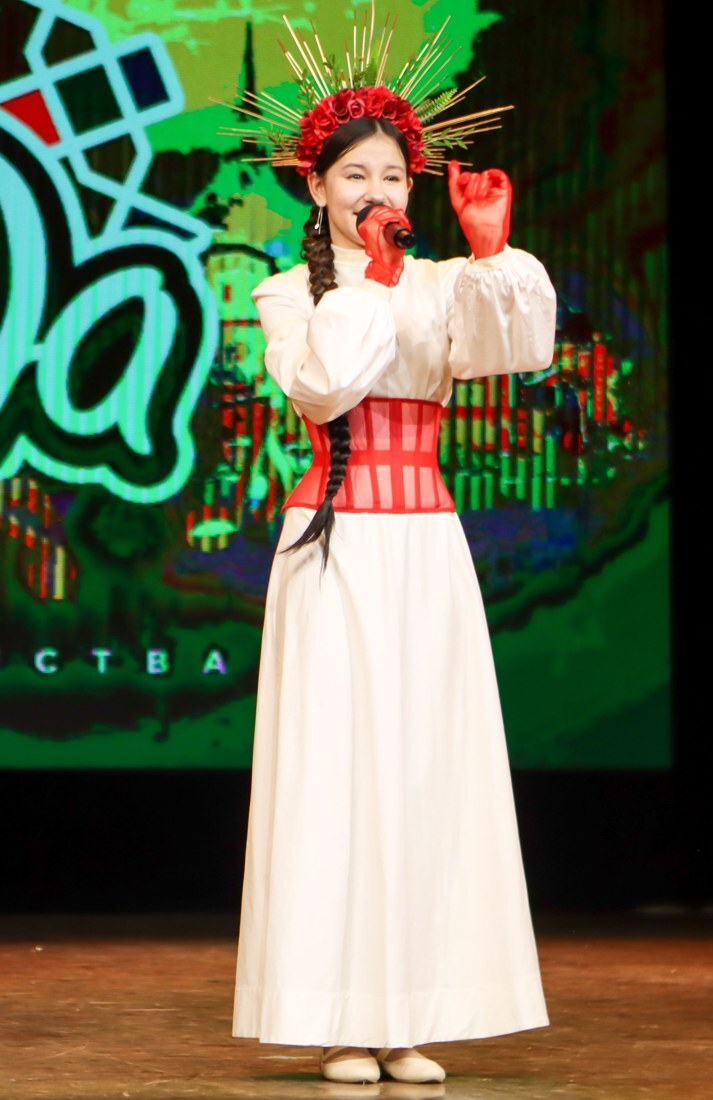 Солистка на сцене конкурса KAZAN'ДА