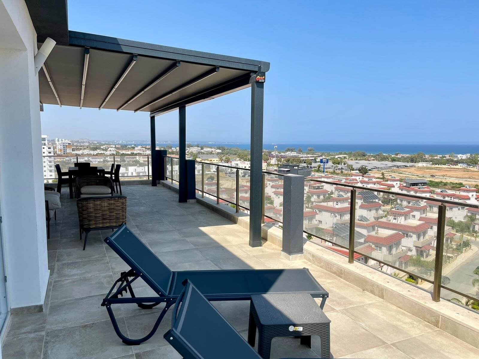 Вид на море с террасы пентхауса в Искеле, Северный Кипр