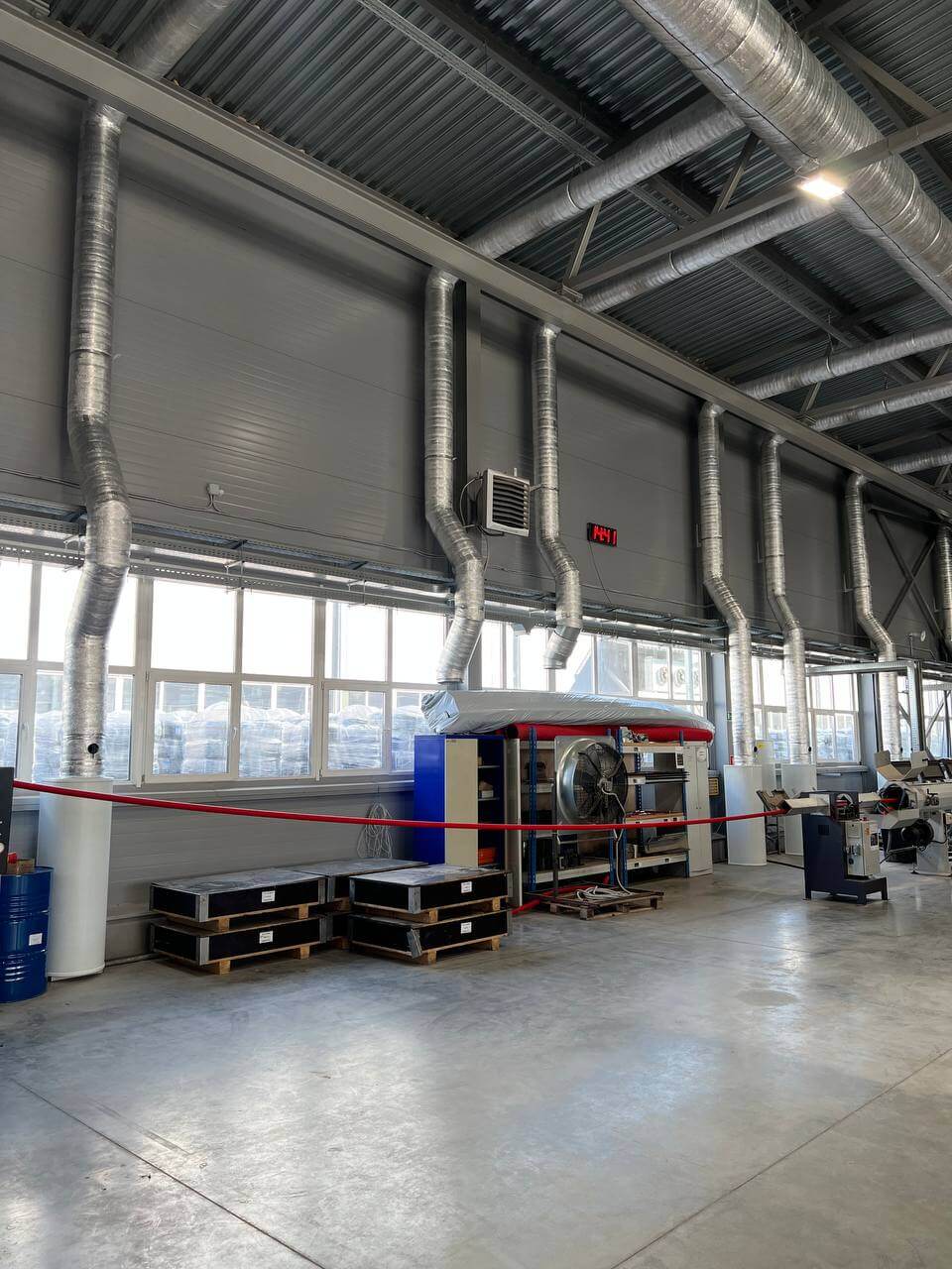 Круглые воздуховоды с вертикальными ответвлениями в цехе Промрукава