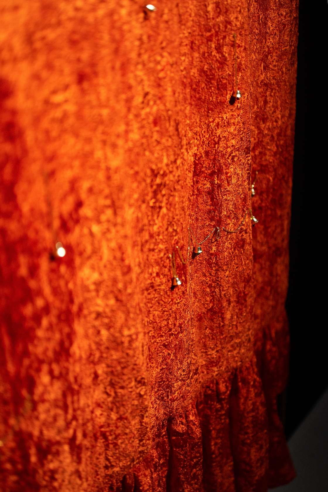 Фрагмент экспозиции Зачем снятся сны? Юли Шафаростовой в Most Wanted Gallery. Звонкая штора. Объект, текстиль, реди-мэйд, смешанная техника