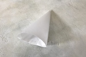 Бумажный корнетик в руках