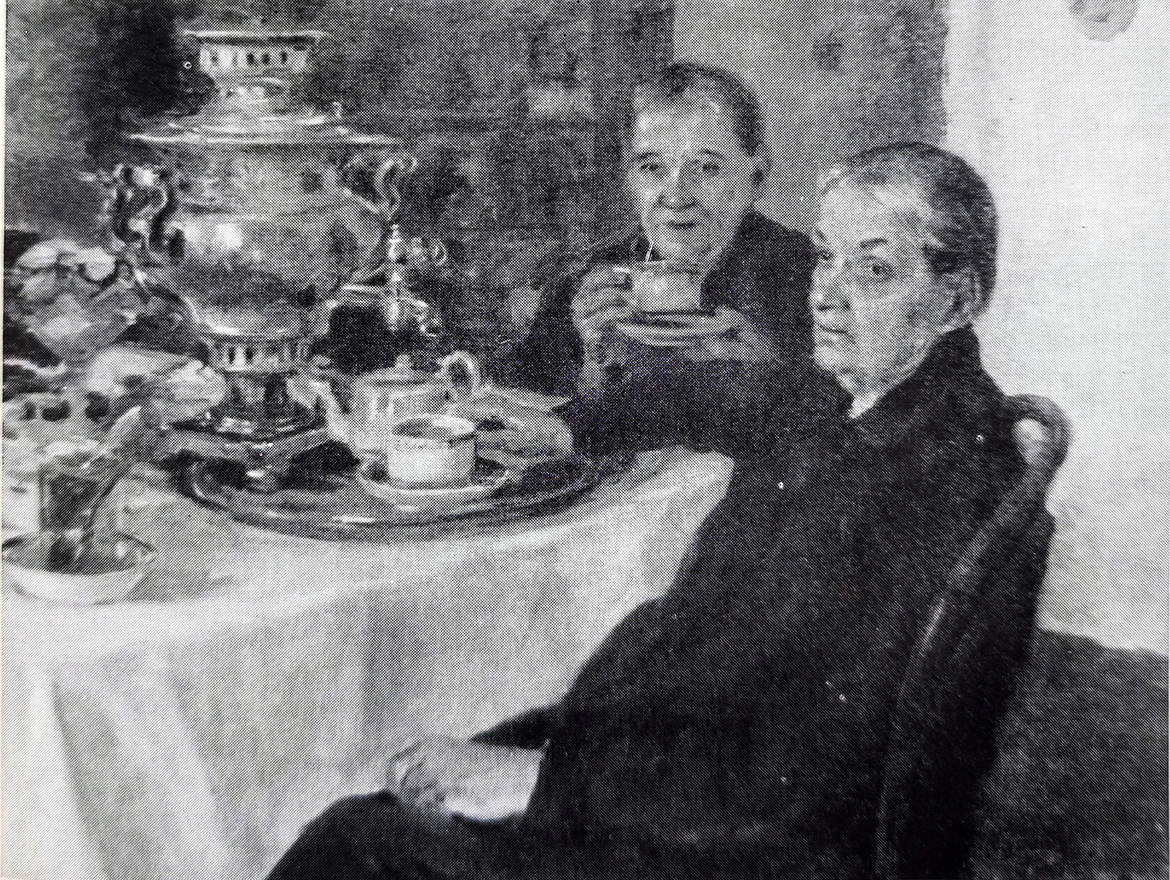 Мать художника со своей сестрой за самоваром, 1934 г.